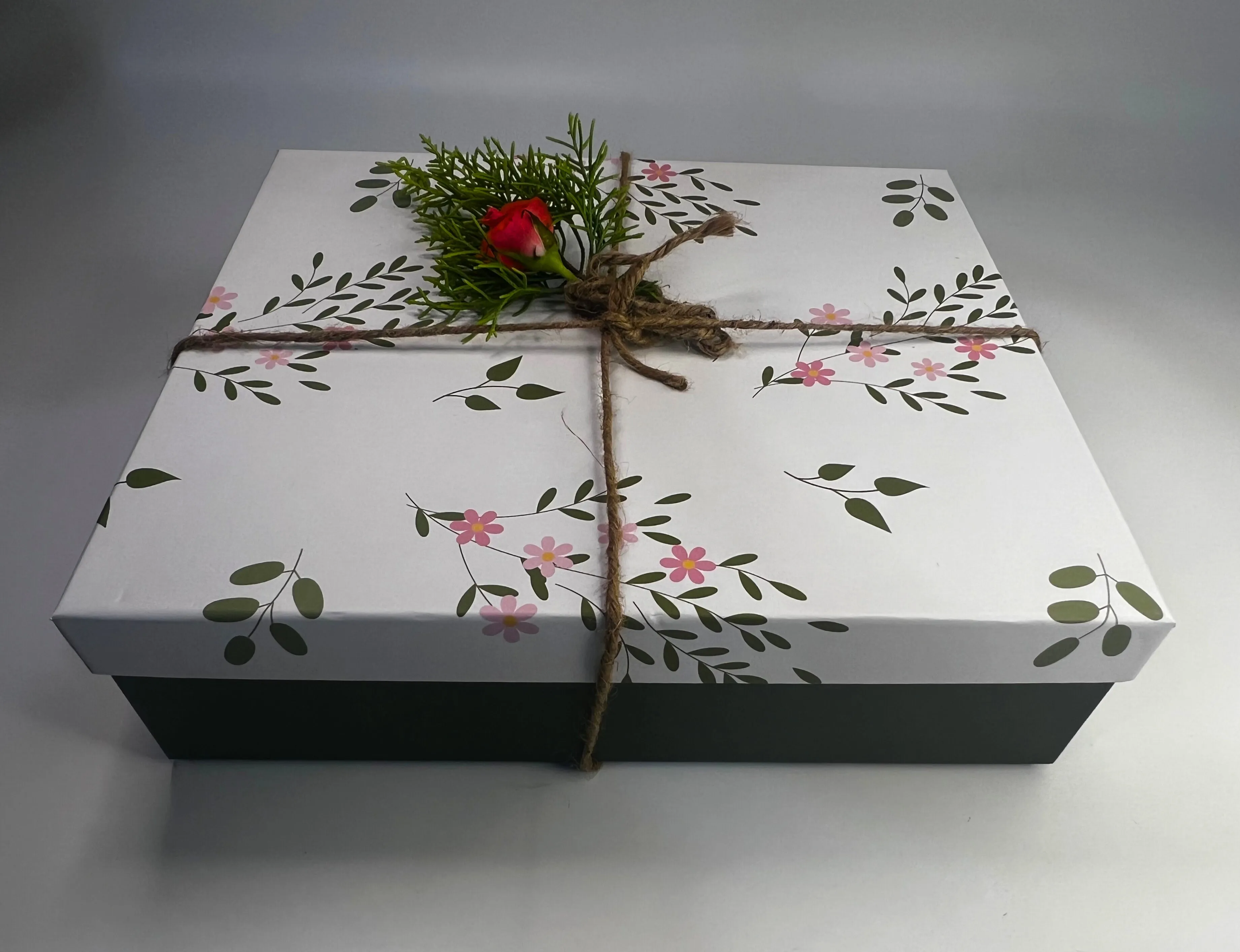 ELEGANT DARK GREEN AND WHITE PRINTED GIFT BOX