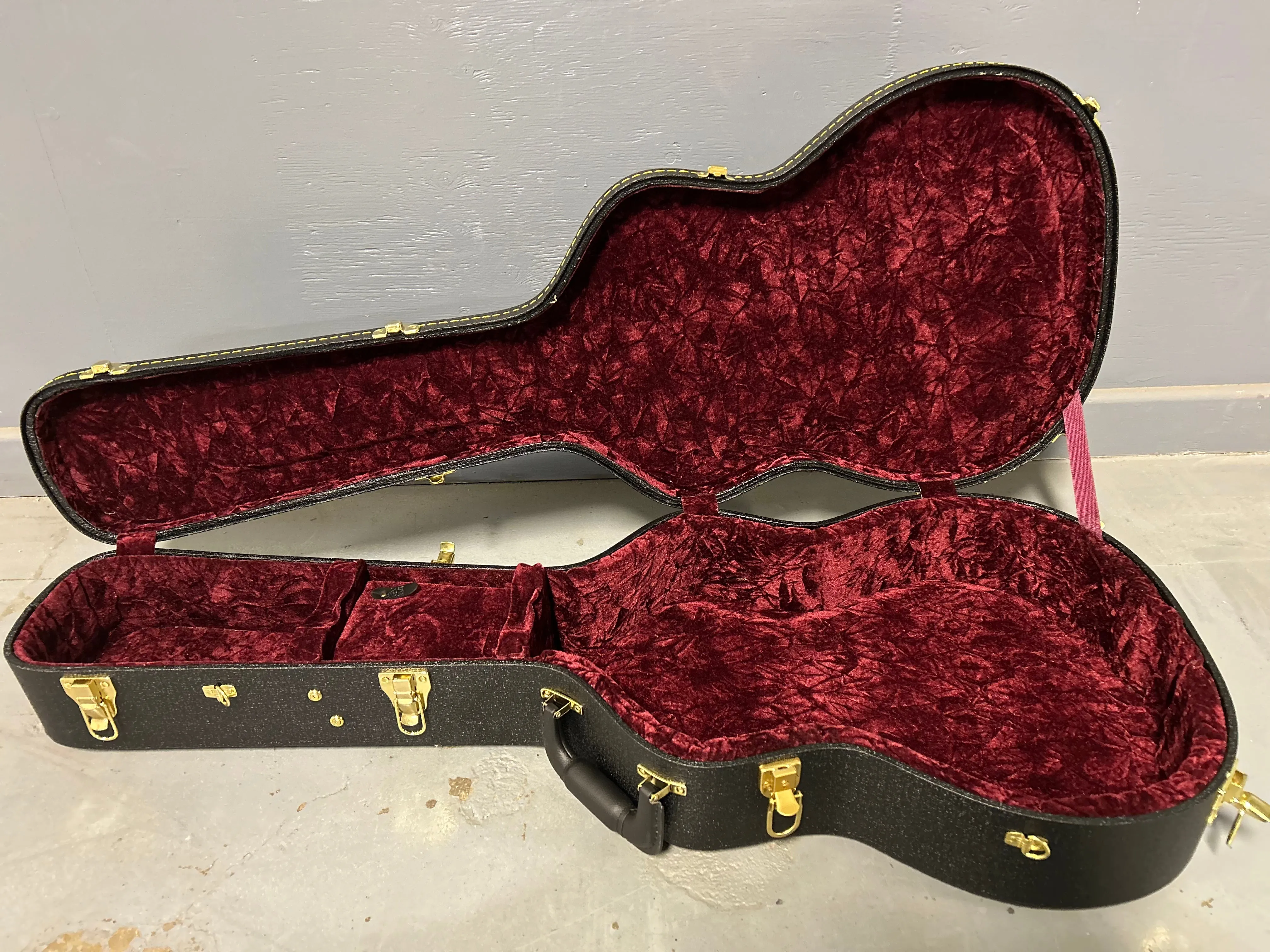 Premium Arch Top Hardshell Regular Acoustic Guitar Case (Made In Canada) Model 215DLX